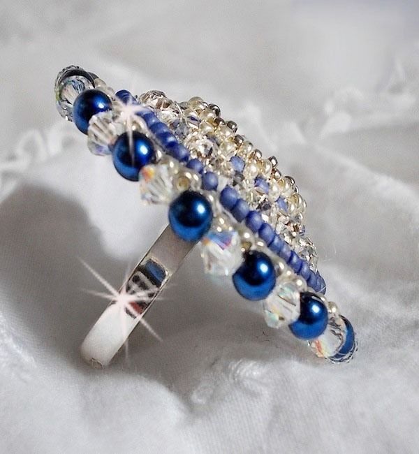 Blue Nile ring geborduurd met lapis lazuli en Swarovski kristallen