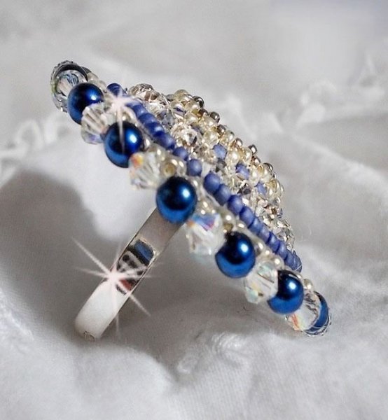 Blue Nile ring geborduurd met lapis lazuli en Swarovski kristallen