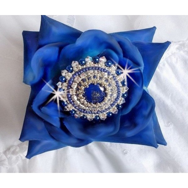Blue Nile ring geborduurd met lapis lazuli en Swarovski kristallen