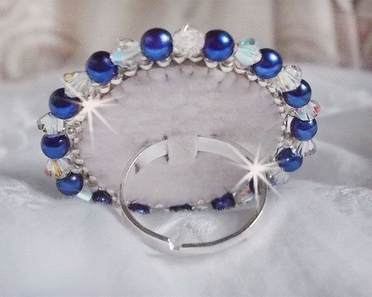 Blue Nile ring geborduurd met lapis lazuli en Swarovski kristallen