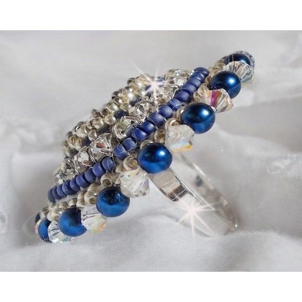 Blue Nile ring geborduurd met lapis lazuli en Swarovski kristallen