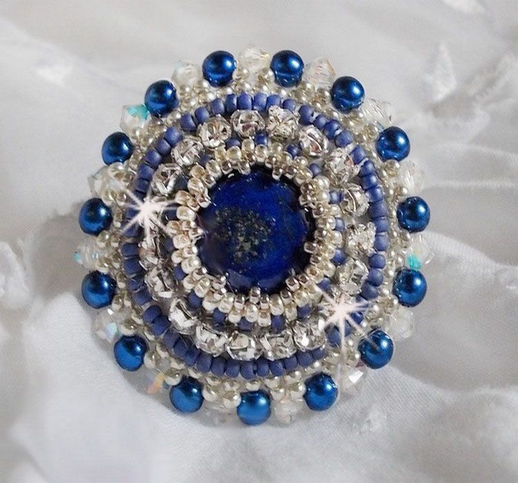 Blue Nile ring geborduurd met lapis lazuli en Swarovski kristallen