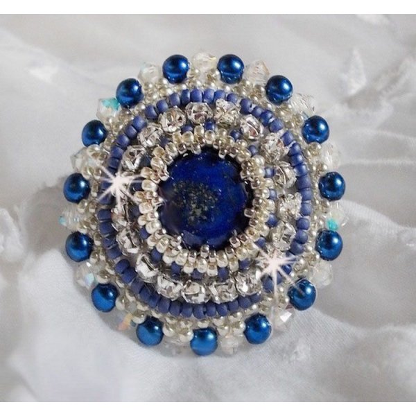 Blue Nile ring geborduurd met lapis lazuli en Swarovski kristallen