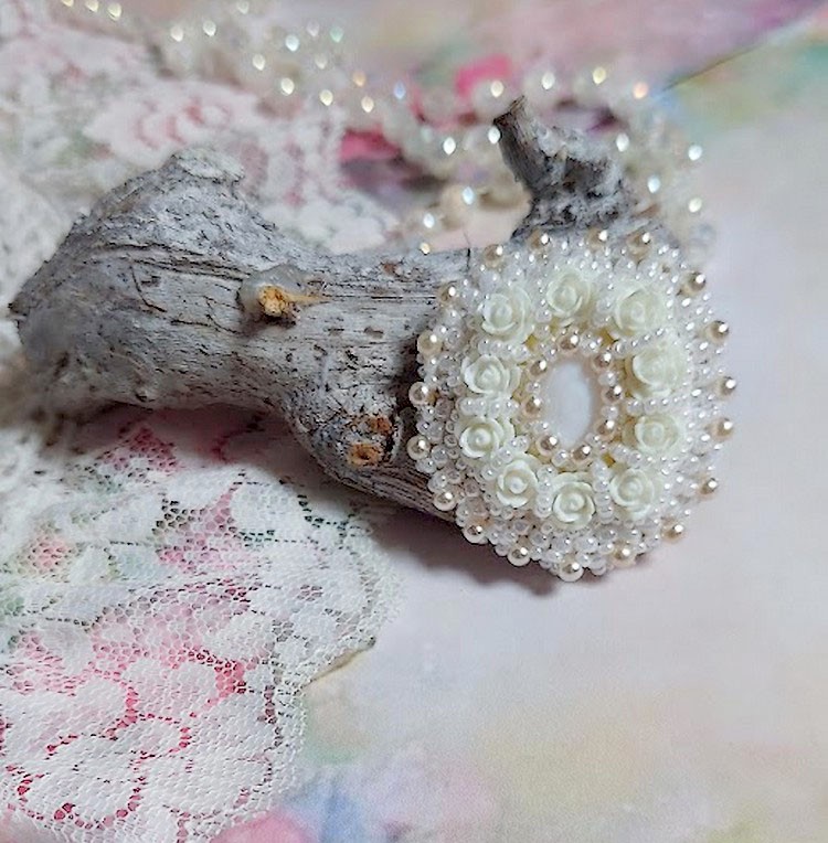 Bague Nuages Blancs brodée avec une nacre naturel, roses résines, perles nacrées, rocailles verres et bague rhodié