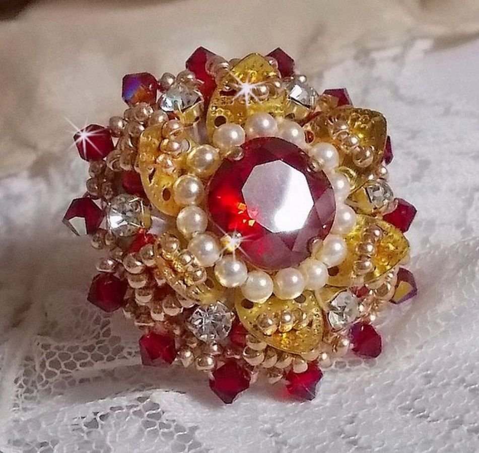 Ring L'Oiseau des Iles Rouge Doré geborduurd met parels, Swarovski kristallen, een prachtige bloemenprint en rocailles.
