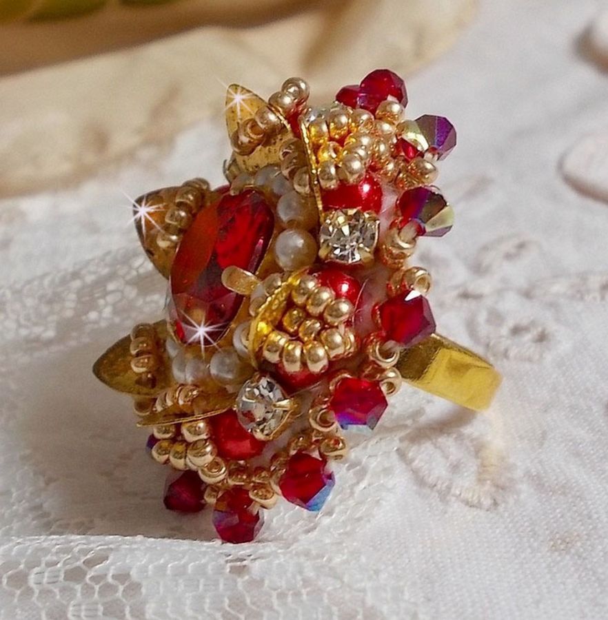 Ring L'Oiseau des Iles Rouge Doré geborduurd met parels, Swarovski kristallen, een prachtige bloemenprint en rocailles.