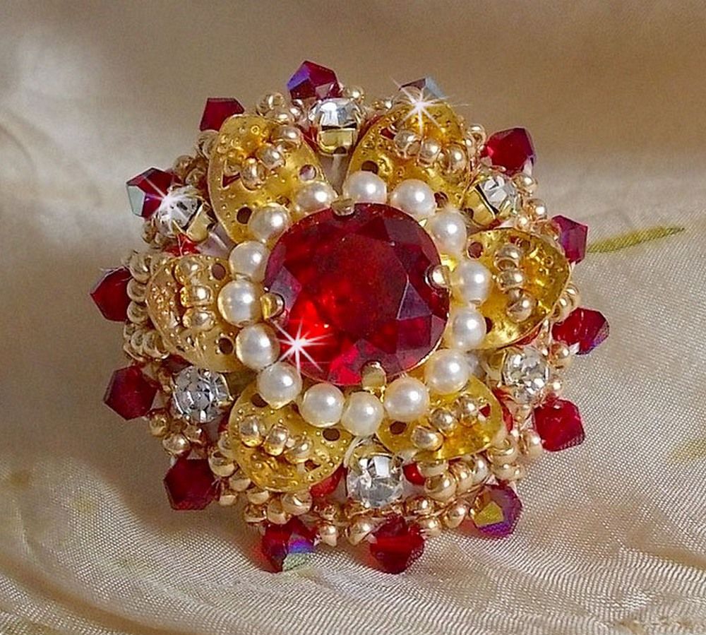 Ring L'Oiseau des Iles Rouge Doré geborduurd met parels, Swarovski kristallen, een prachtige bloemenprint en rocailles.
