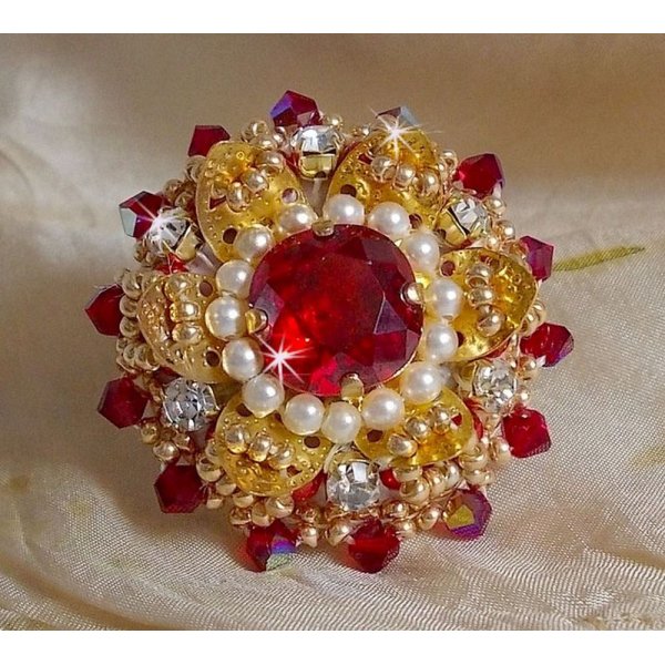 Ring L'Oiseau des Iles Rouge Dor&eacute; geborduurd met parels, Swarovski kristallen, een prachtige bloemenprint en rocailles.