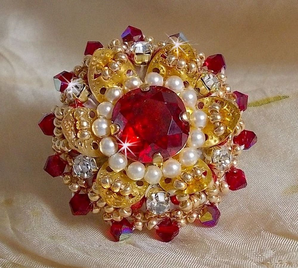 Ring L'Oiseau des Iles Rouge Doré geborduurd met parels, Swarovski kristallen, een prachtige bloemenprint en rocailles.