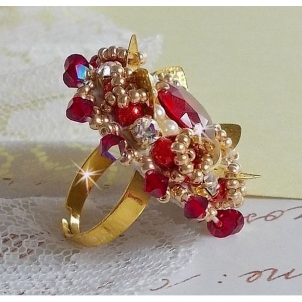 Ring L'Oiseau des Iles Rouge Dor&eacute; geborduurd met parels, Swarovski kristallen, een prachtige bloemenprint en rocailles.