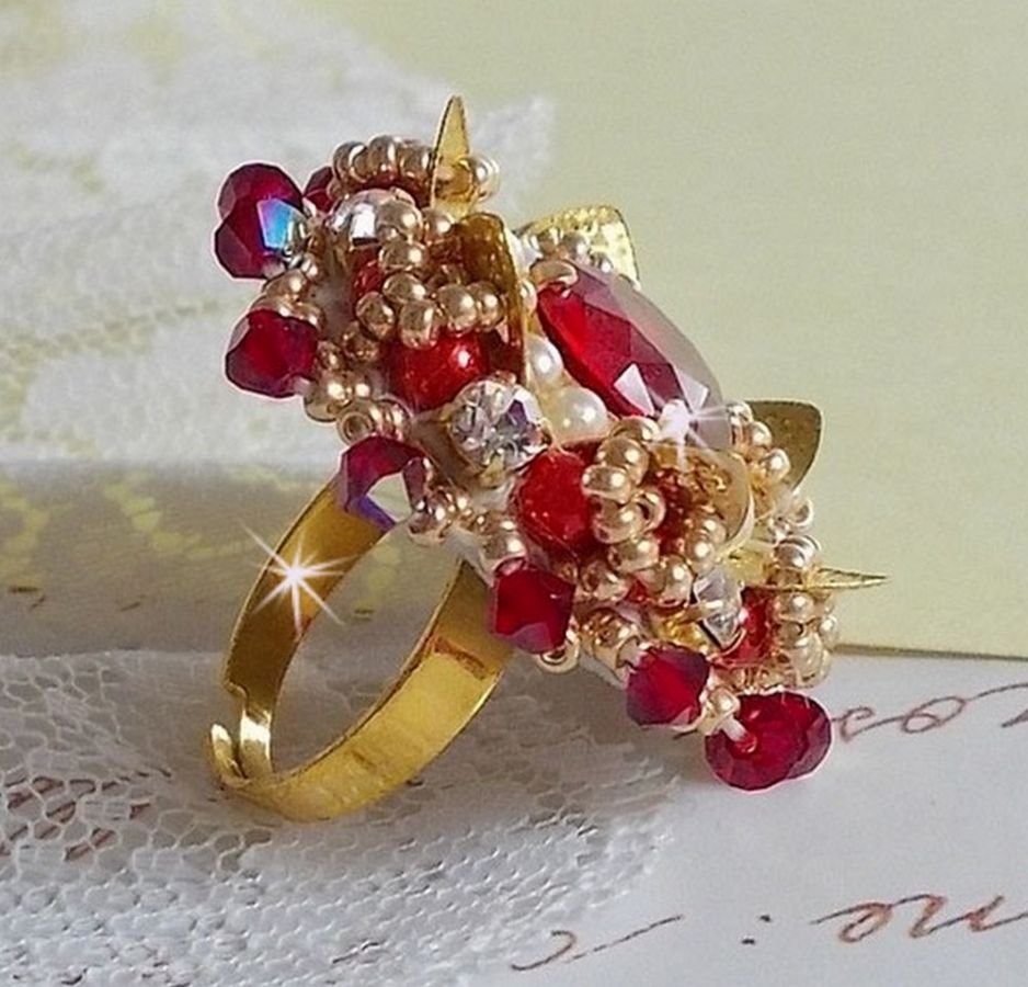 Ring L'Oiseau des Iles Rouge Doré geborduurd met parels, Swarovski kristallen, een prachtige bloemenprint en rocailles.