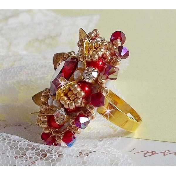 Ring L'Oiseau des Iles Rouge Dor&eacute; geborduurd met parels, Swarovski kristallen, een prachtige bloemenprint en rocailles.