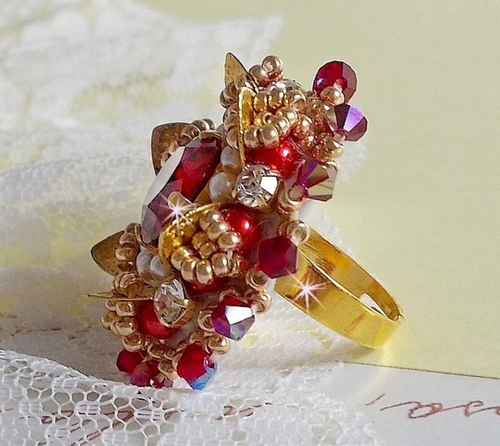 Ring L'Oiseau des Iles Rouge Doré geborduurd met parels, Swarovski kristallen, een prachtige bloemenprint en rocailles.