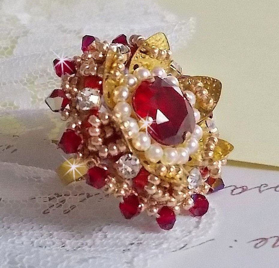 Ring L'Oiseau des Iles Rouge Doré geborduurd met parels, Swarovski kristallen, een prachtige bloemenprint en rocailles.