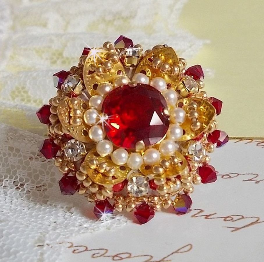 Ring L'Oiseau des Iles Rouge Doré geborduurd met parels, Swarovski kristallen, een prachtige bloemenprint en rocailles.