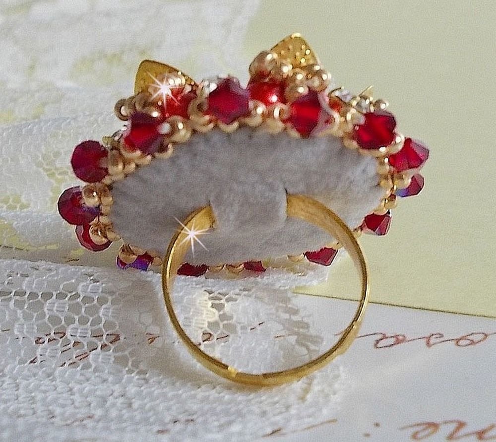 Ring L'Oiseau des Iles Rouge Doré geborduurd met parels, Swarovski kristallen, een prachtige bloemenprint en rocailles.