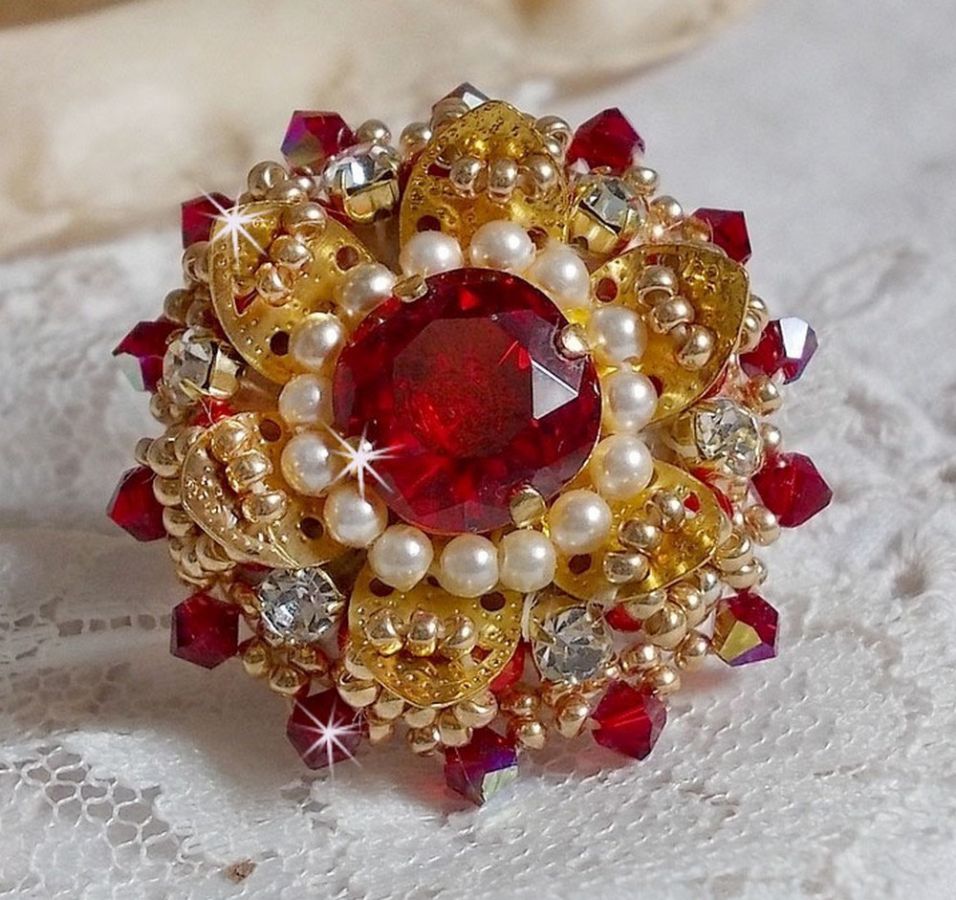 Ring L'Oiseau des Iles Rouge Doré geborduurd met parels, Swarovski kristallen, een prachtige bloemenprint en rocailles.