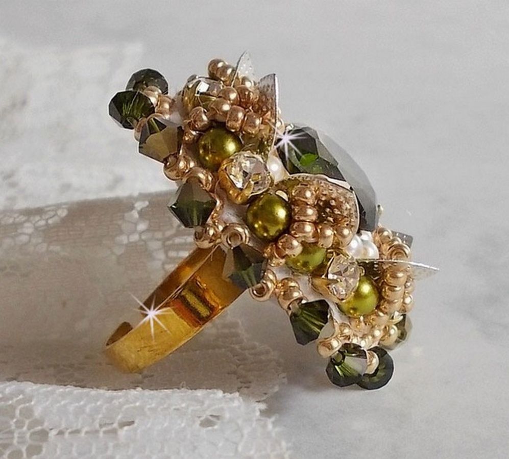 Ring L'Oiseau des Iles Groen Zilver geborduurd met parels, Swarovski kristallen en rocailles