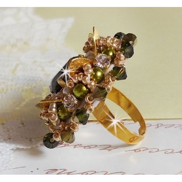 L'Oiseau des Iles Groen Gouden Ring geborduurd met Swarovski kristallen, chatons, parels en rocailles