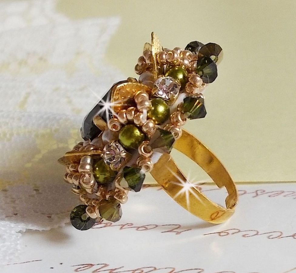 L'Oiseau des Iles Groen Gouden Ring geborduurd met Swarovski kristallen, chatons, parels en rocailles