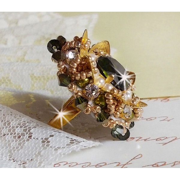 L'Oiseau des Iles Groen Gouden Ring geborduurd met Swarovski kristallen, chatons, parels en rocailles