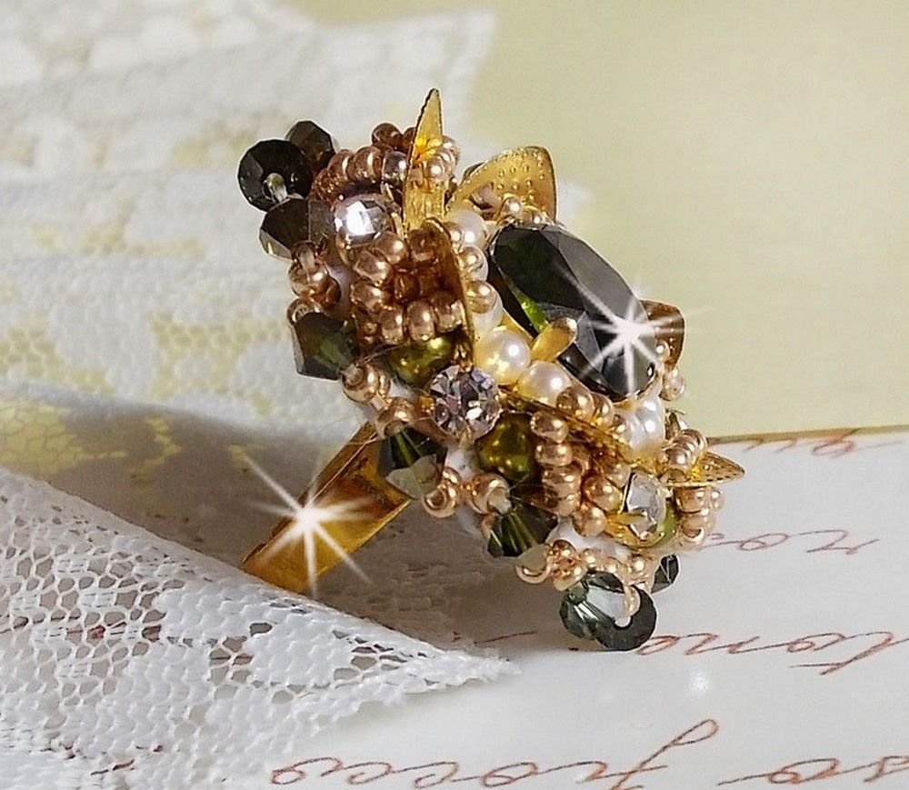 L'Oiseau des Iles Groen Gouden Ring geborduurd met Swarovski kristallen, chatons, parels en rocailles