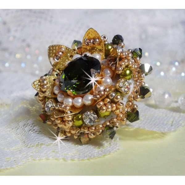 L'Oiseau des Iles Groen Gouden Ring geborduurd met Swarovski kristallen, chatons, parels en rocailles