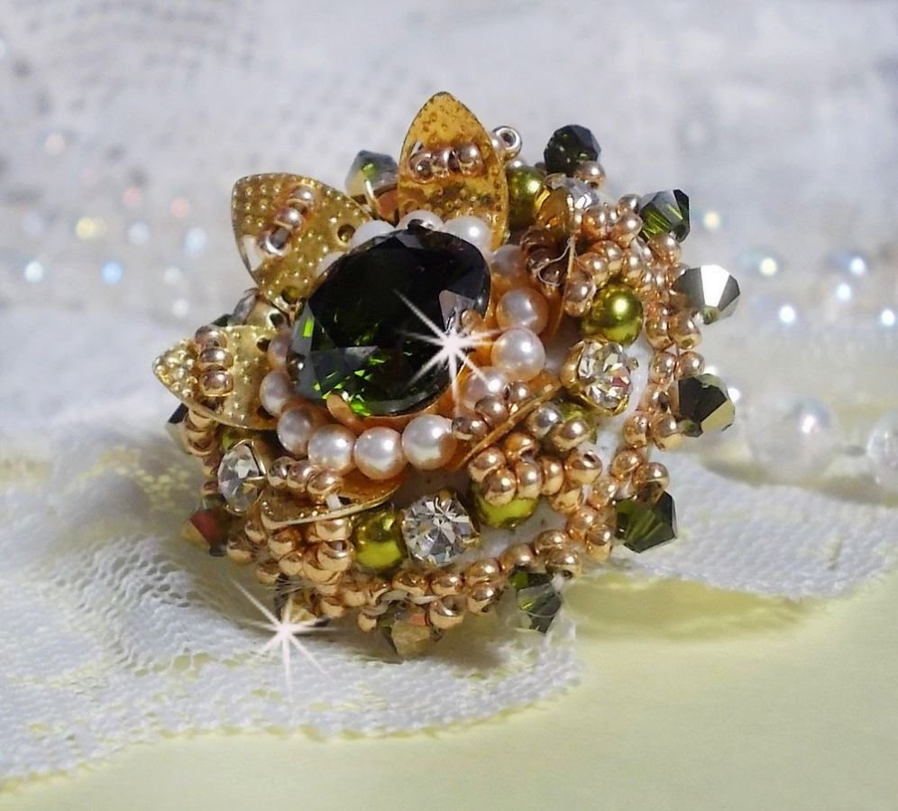 L'Oiseau des Iles Groen Gouden Ring geborduurd met Swarovski kristallen, chatons, parels en rocailles
