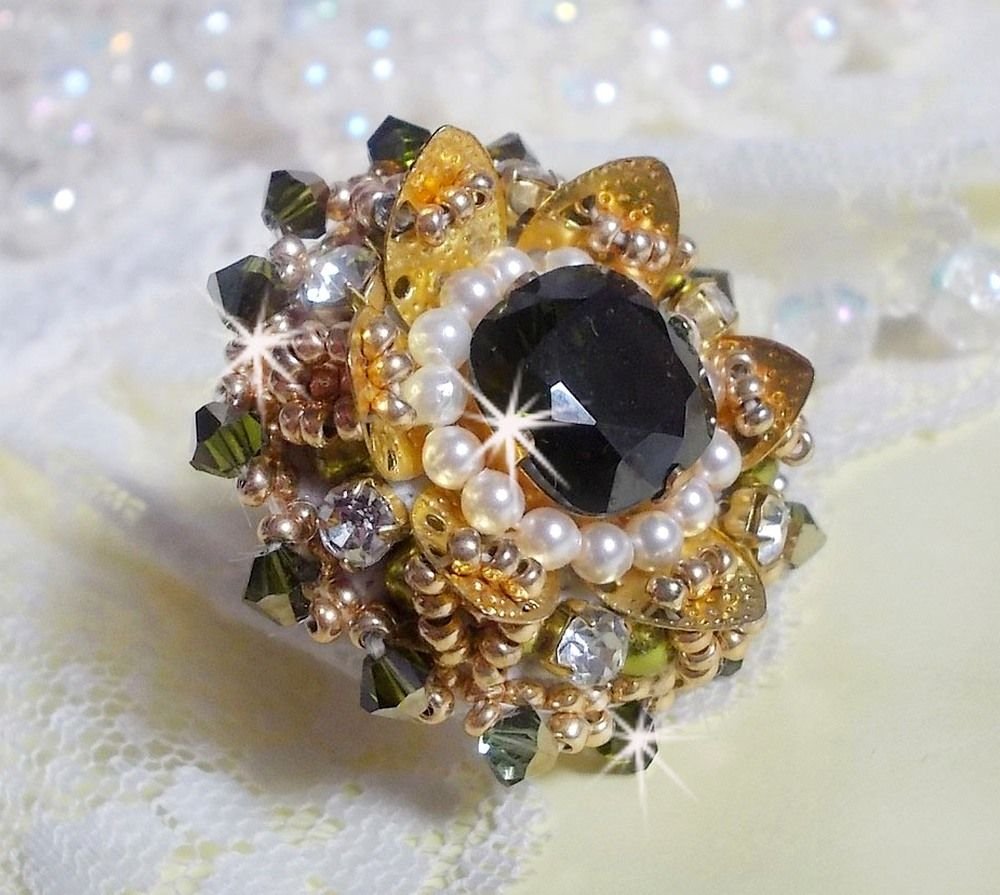 L'Oiseau des Iles Groen Gouden Ring geborduurd met Swarovski kristallen, chatons, parels en rocailles
