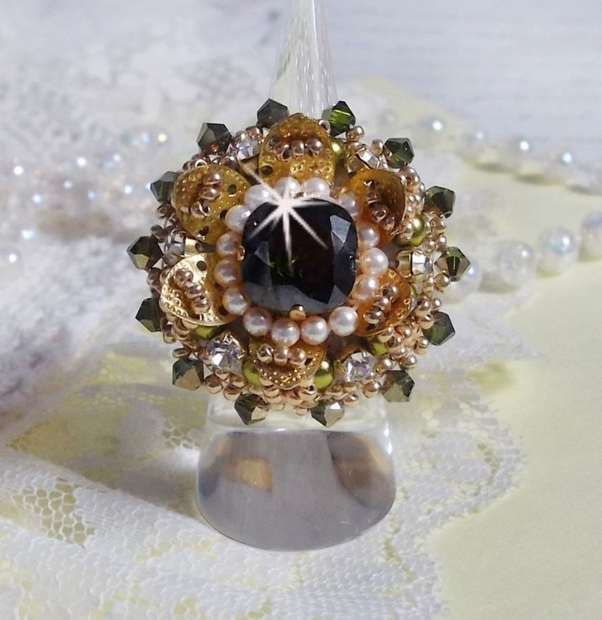 L'Oiseau des Iles Groen Gouden Ring geborduurd met Swarovski kristallen, chatons, parels en rocailles
