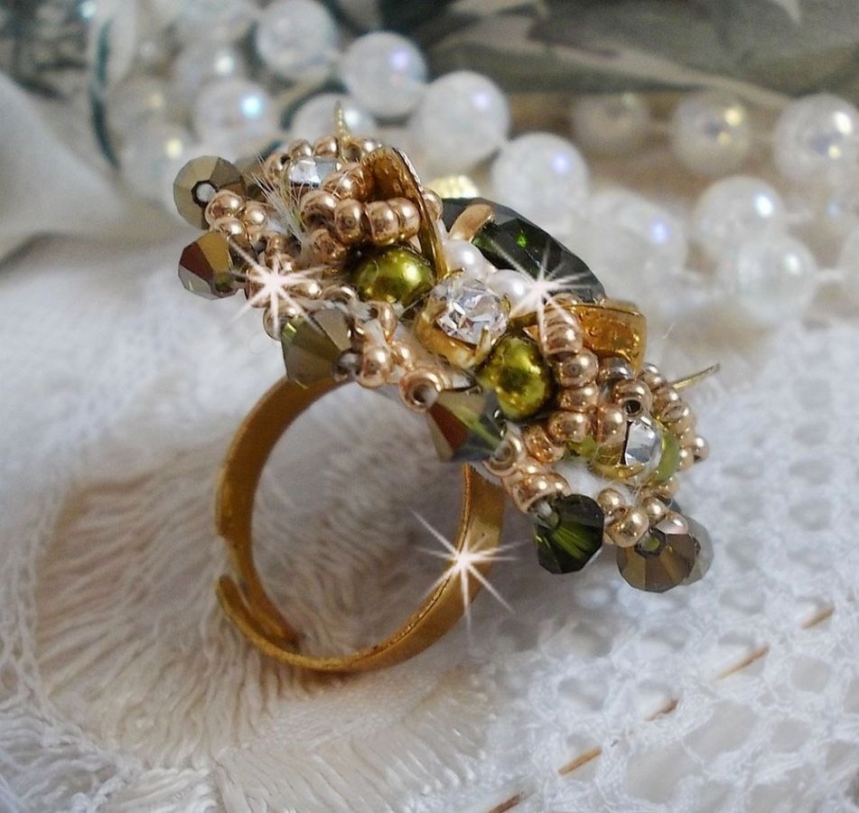 L'Oiseau des Iles Groen Gouden Ring geborduurd met Swarovski kristallen, chatons, parels en rocailles