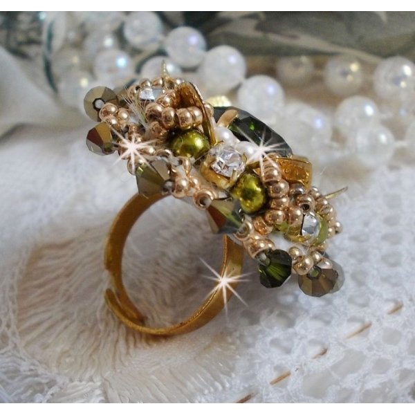 L'Oiseau des Iles Groen Gouden Ring geborduurd met Swarovski kristallen, chatons, parels en rocailles