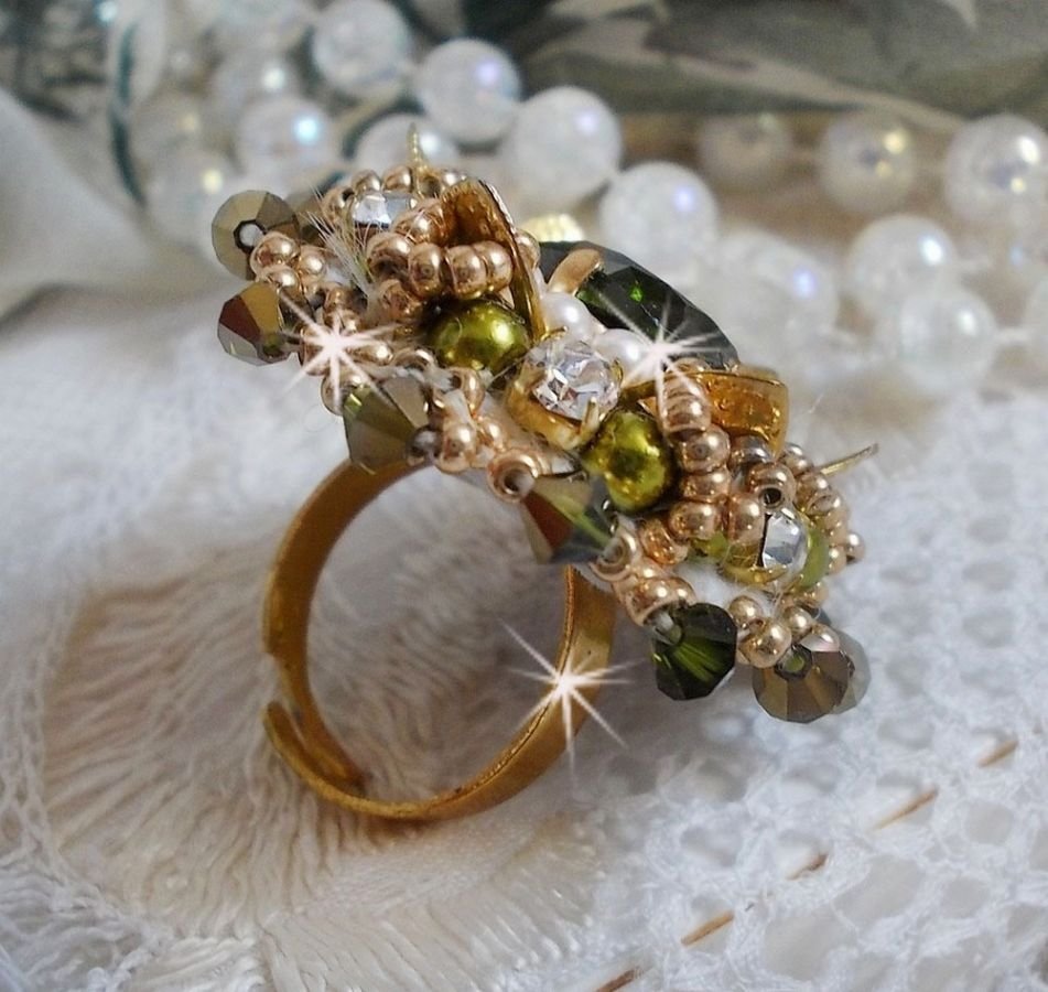 L'Oiseau des Iles Groen Gouden Ring geborduurd met Swarovski kristallen, chatons, parels en rocailles