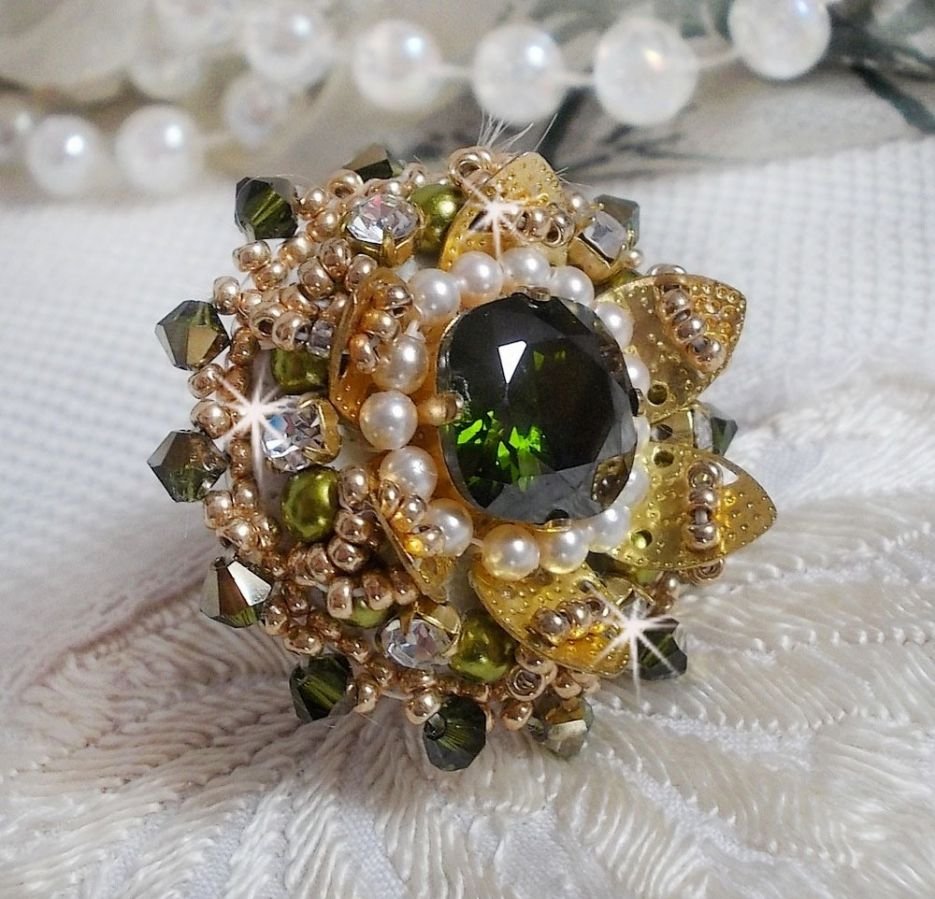 L'Oiseau des Iles Groen Gouden Ring geborduurd met Swarovski kristallen, chatons, parels en rocailles