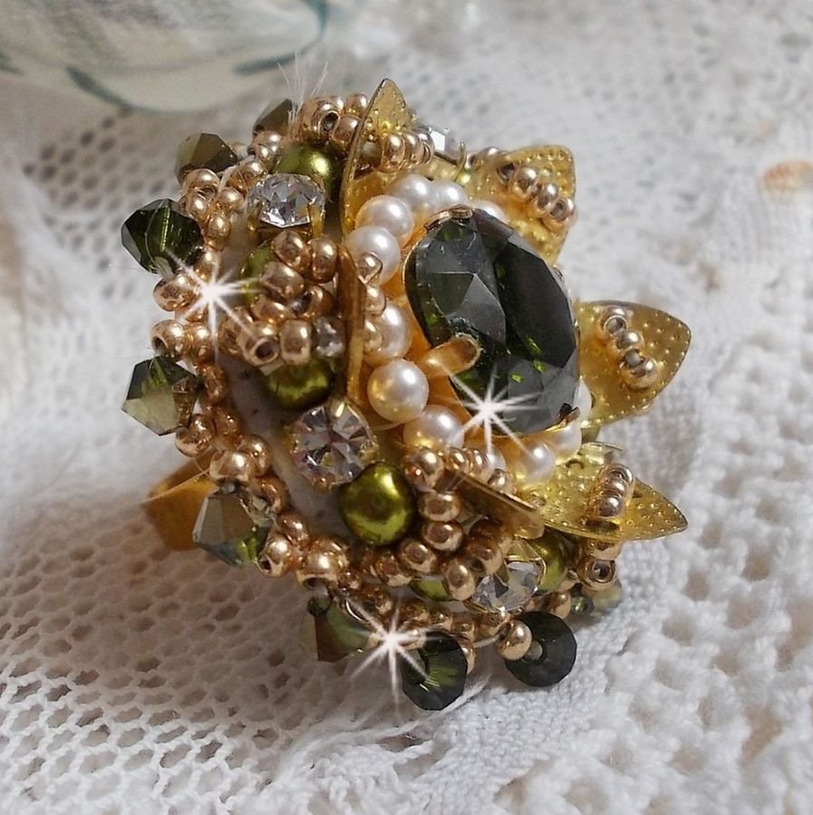 L'Oiseau des Iles Groen Gouden Ring geborduurd met Swarovski kristallen, chatons, parels en rocailles