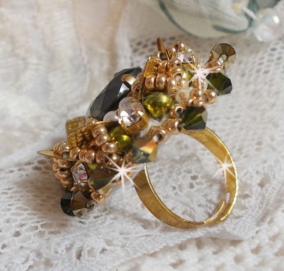 L'Oiseau des Iles Groen Gouden Ring geborduurd met Swarovski kristallen, chatons, parels en rocailles