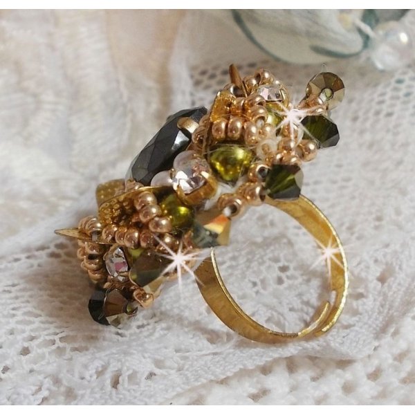 L'Oiseau des Iles Groen Gouden Ring geborduurd met Swarovski kristallen, chatons, parels en rocailles