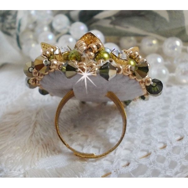 L'Oiseau des Iles Groen Gouden Ring geborduurd met Swarovski kristallen, chatons, parels en rocailles