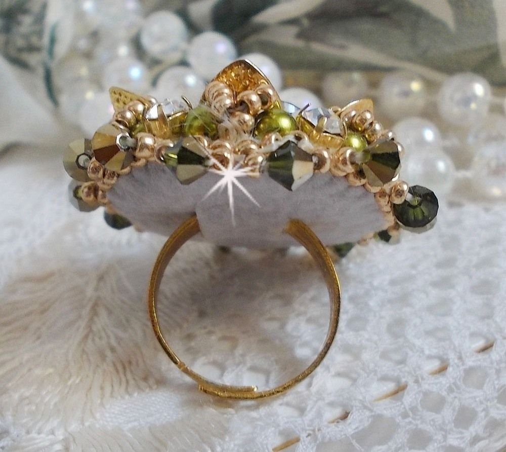 L'Oiseau des Iles Groen Gouden Ring geborduurd met Swarovski kristallen, chatons, parels en rocailles