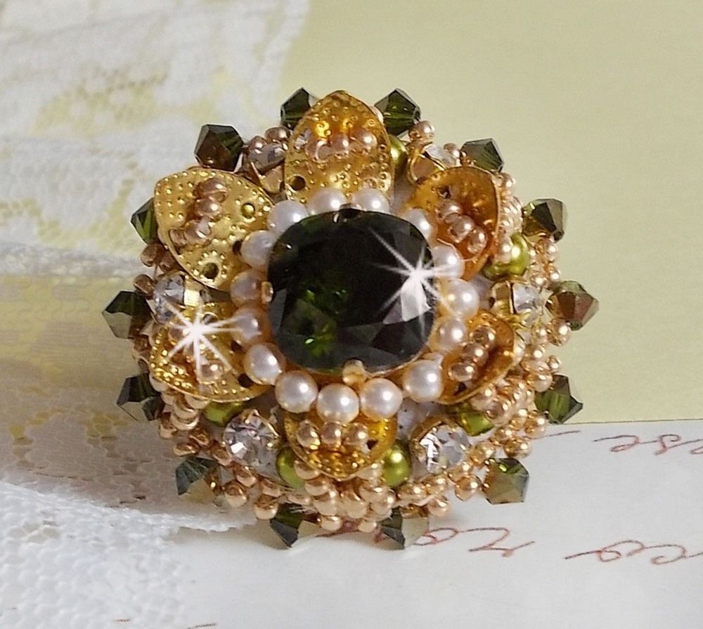 L'Oiseau des Iles Groen Gouden Ring geborduurd met Swarovski kristallen, chatons, parels en rocailles