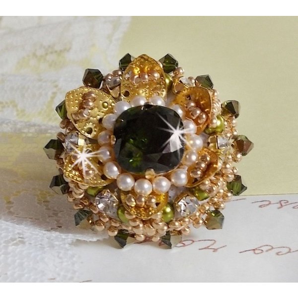 L'Oiseau des Iles Groen Gouden Ring geborduurd met Swarovski kristallen, chatons, parels en rocailles