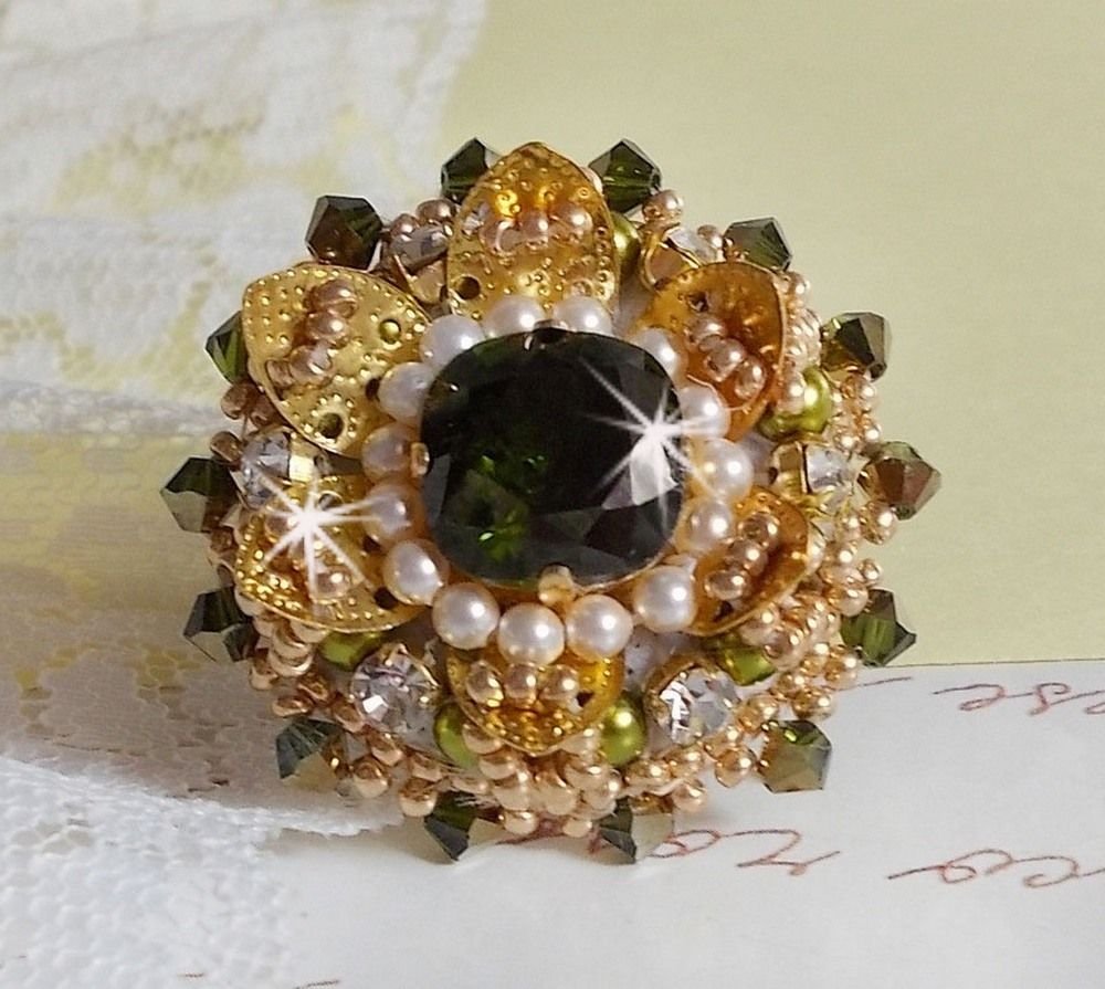L'Oiseau des Iles Groen Gouden Ring geborduurd met Swarovski kristallen, chatons, parels en rocailles