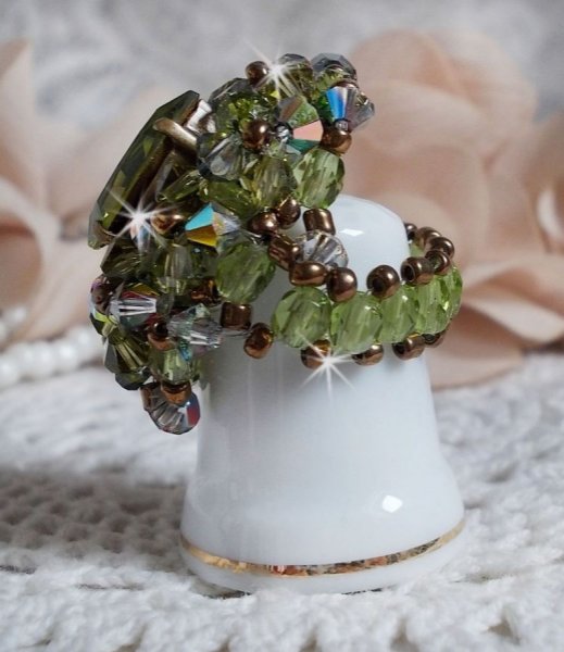 Bague Olivine avec des Cristaux de Swarovski et des perles de boh&ecirc;me