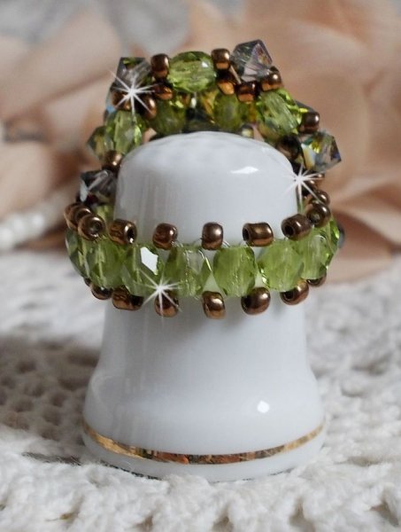 Bague Olivine avec des Cristaux de Swarovski et des perles de boh&ecirc;me