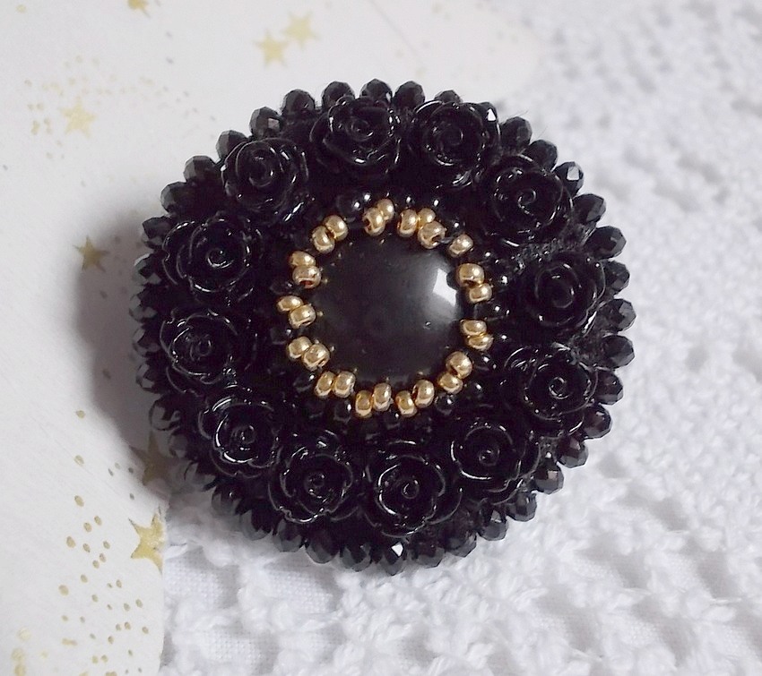 Cleopatra ring geborduurd met zwarte onyx, zwarte hars roosjes en rocailles