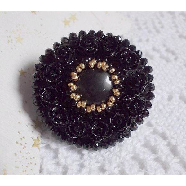 Cleopatra ring geborduurd met zwarte onyx, zwarte hars roosjes en rocailles