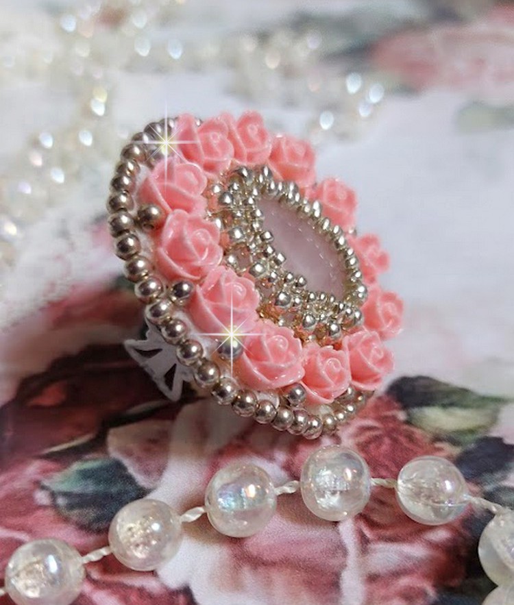 Parisian Roses ring geborduurd met een kwarts cabochon versierd met hars rozen en rocailles