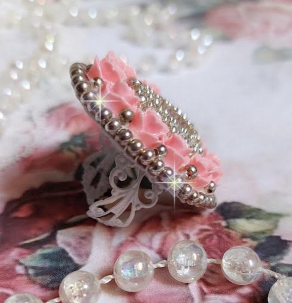 Parisian Roses ring geborduurd met een kwarts cabochon versierd met hars rozen en rocailles