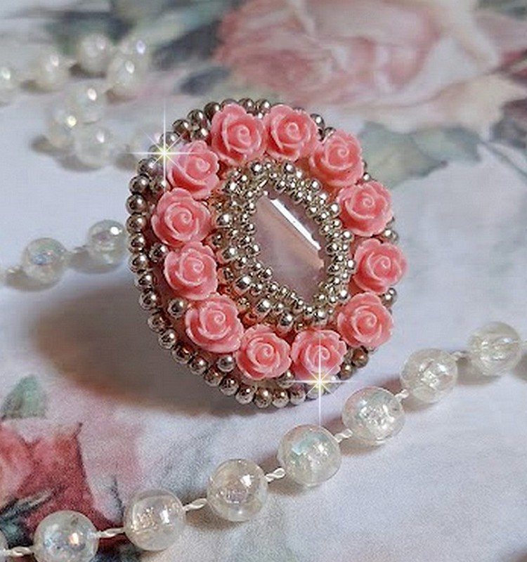 Parisian Roses ring geborduurd met een kwarts cabochon versierd met hars rozen en rocailles