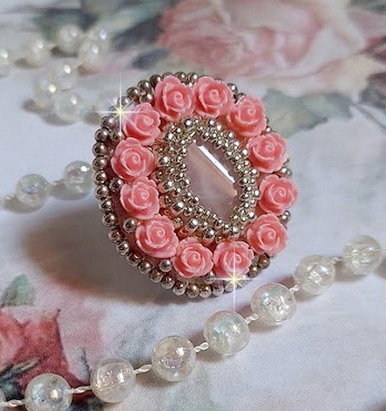Parisian Roses ring geborduurd met een kwarts cabochon versierd met hars rozen en rocailles